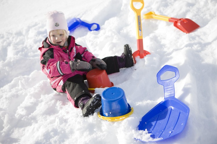 Чем занять ребенка на прогулке зимой