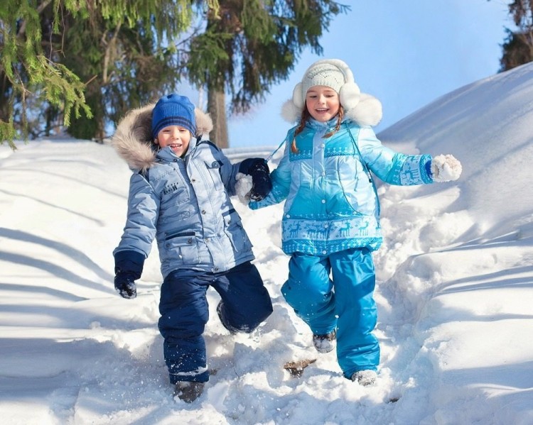 Чем занять ребенка на прогулке зимой