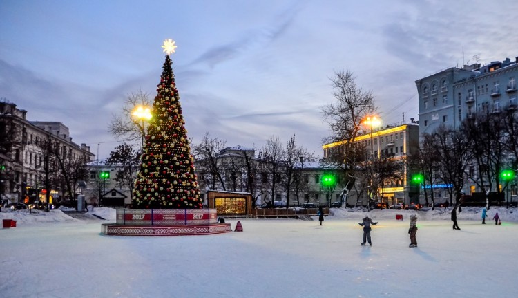 где покататься на коньках в Москве
