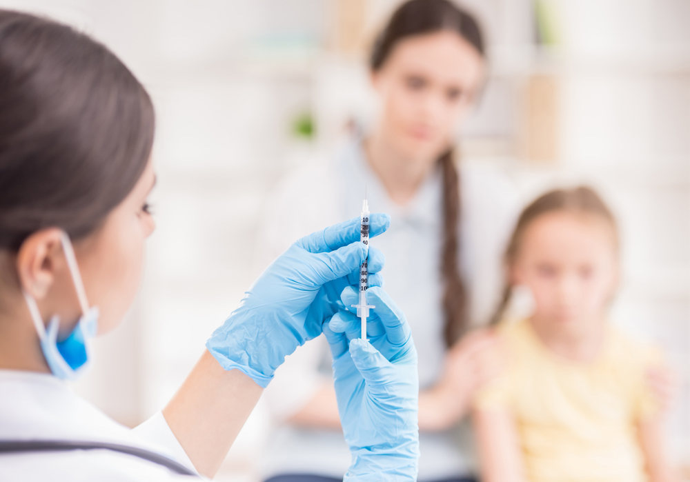 Прививки детям: за или против