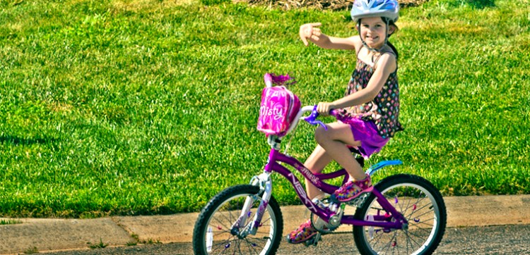 учим ребенка кататься на велосипеде